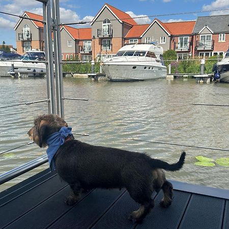 Lincoln Floating Holidays Екстериор снимка