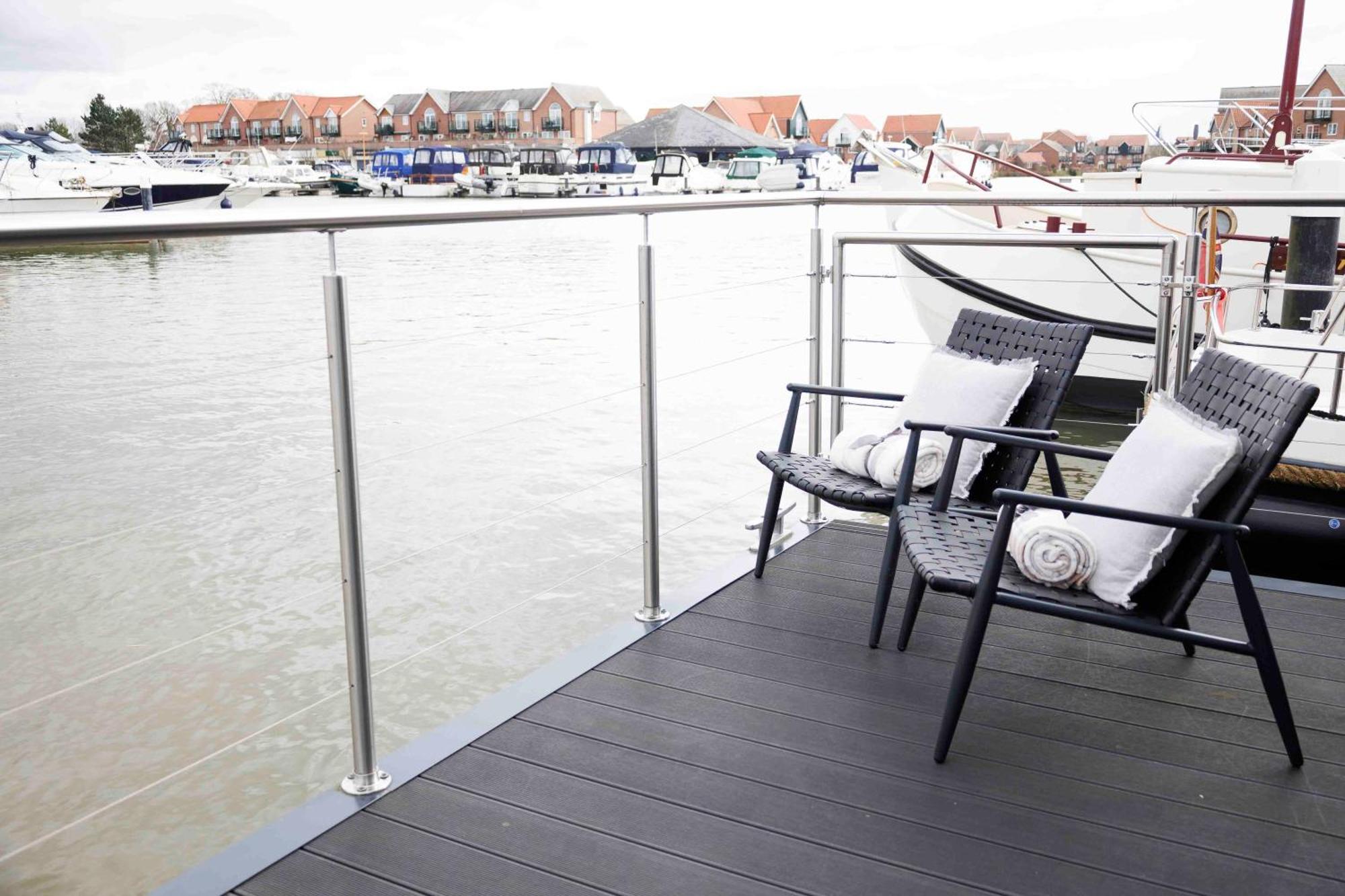 Lincoln Floating Holidays Екстериор снимка