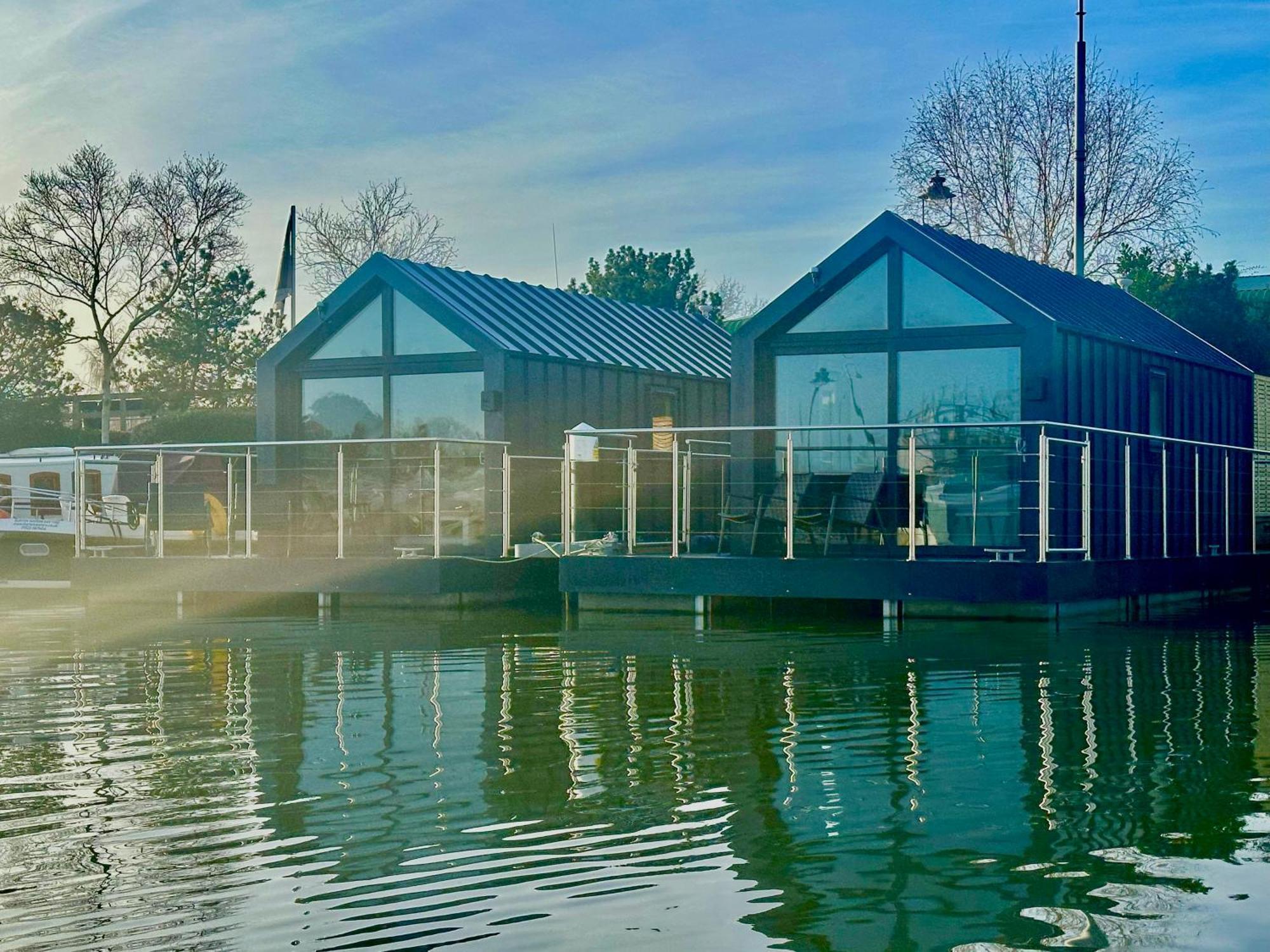 Lincoln Floating Holidays Екстериор снимка